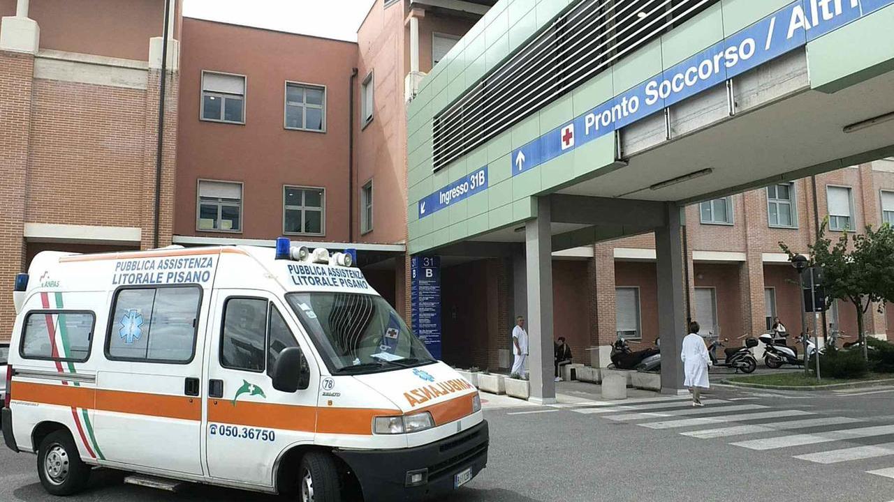 PISA Ospedale di Cisanello, ingresso al pronto Soccorso di una ambulanza del 118