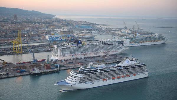 Navi da crociera a Livorno (foto di archivio)