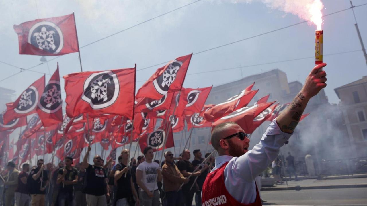 
	Corteo di militanti di CasaPound, in Toscana &egrave; prevista la festa nazionale del movimento neofascista

