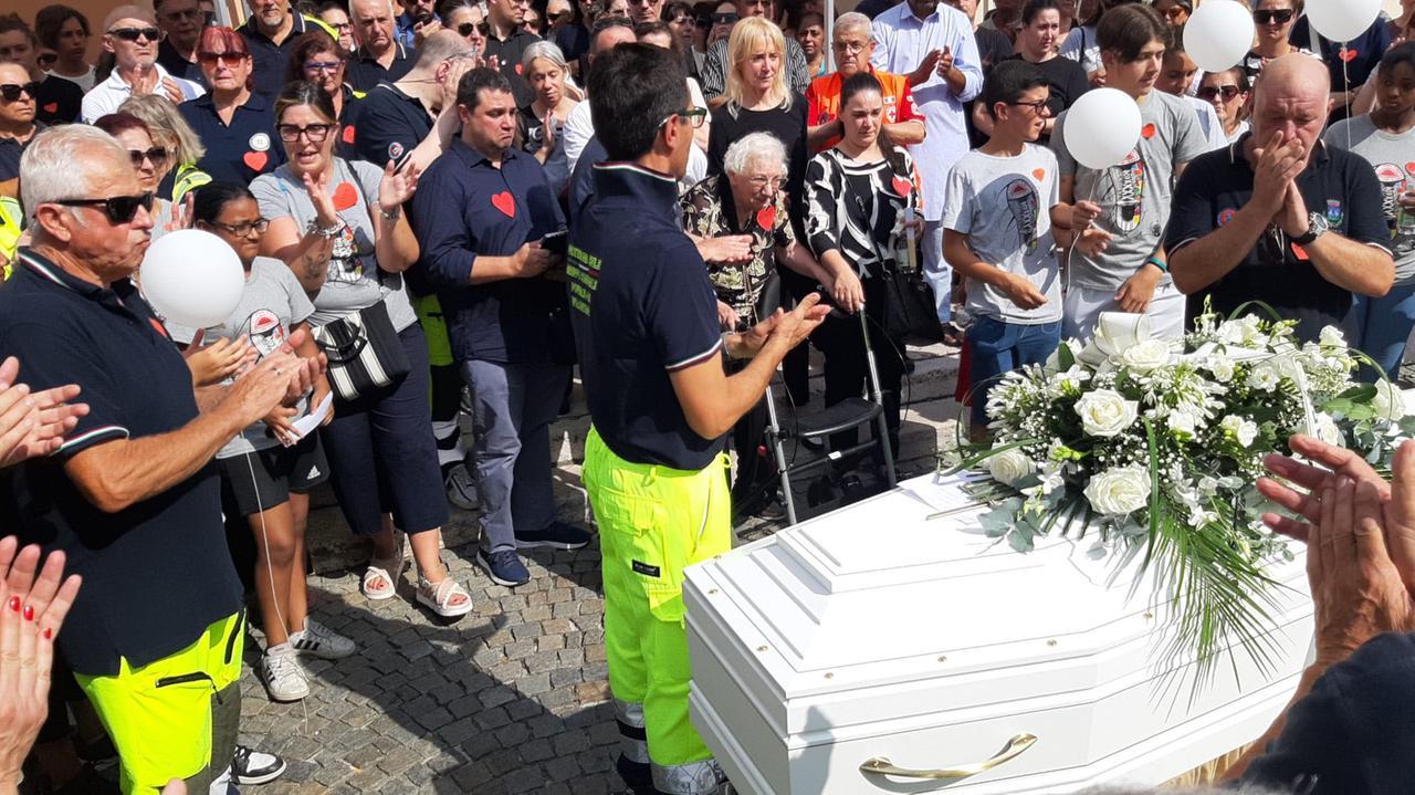 Palloncini bianchi volano in cielo per Elisa