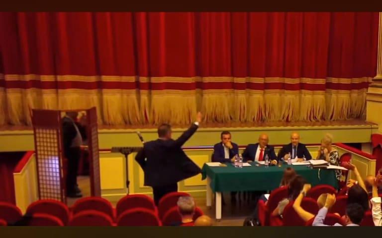 «Michele Pais ha fatto il saluto fascista in consiglio comunale». Ad Alghero esplode la polemica