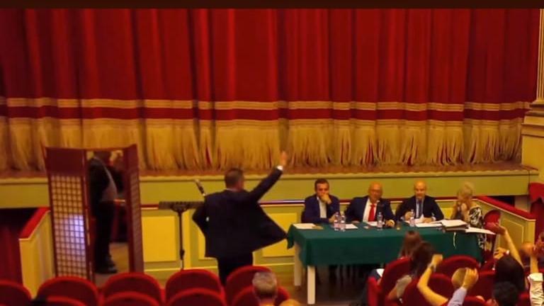 «Michele Pais ha fatto il saluto fascista in consiglio comunale». Ad Alghero esplode la polemica