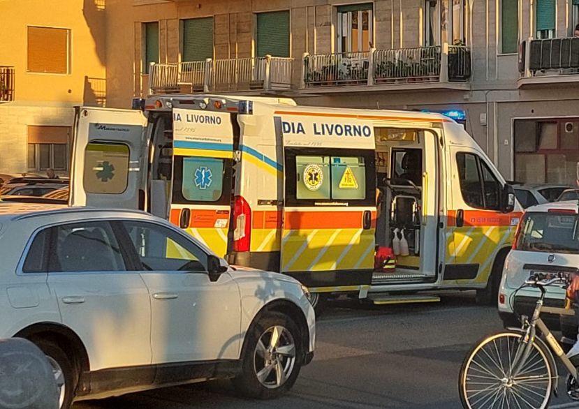 Livorno, travolto dall’auto che fa inversione: «Ero a terra, ho temuto il peggio»