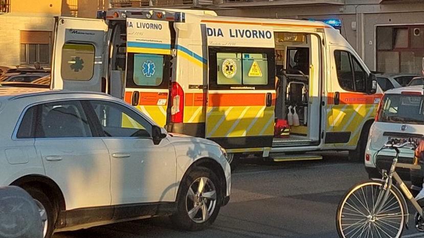 Livorno, travolto dall’auto che fa inversione: «Ero a terra, ho temuto il peggio»