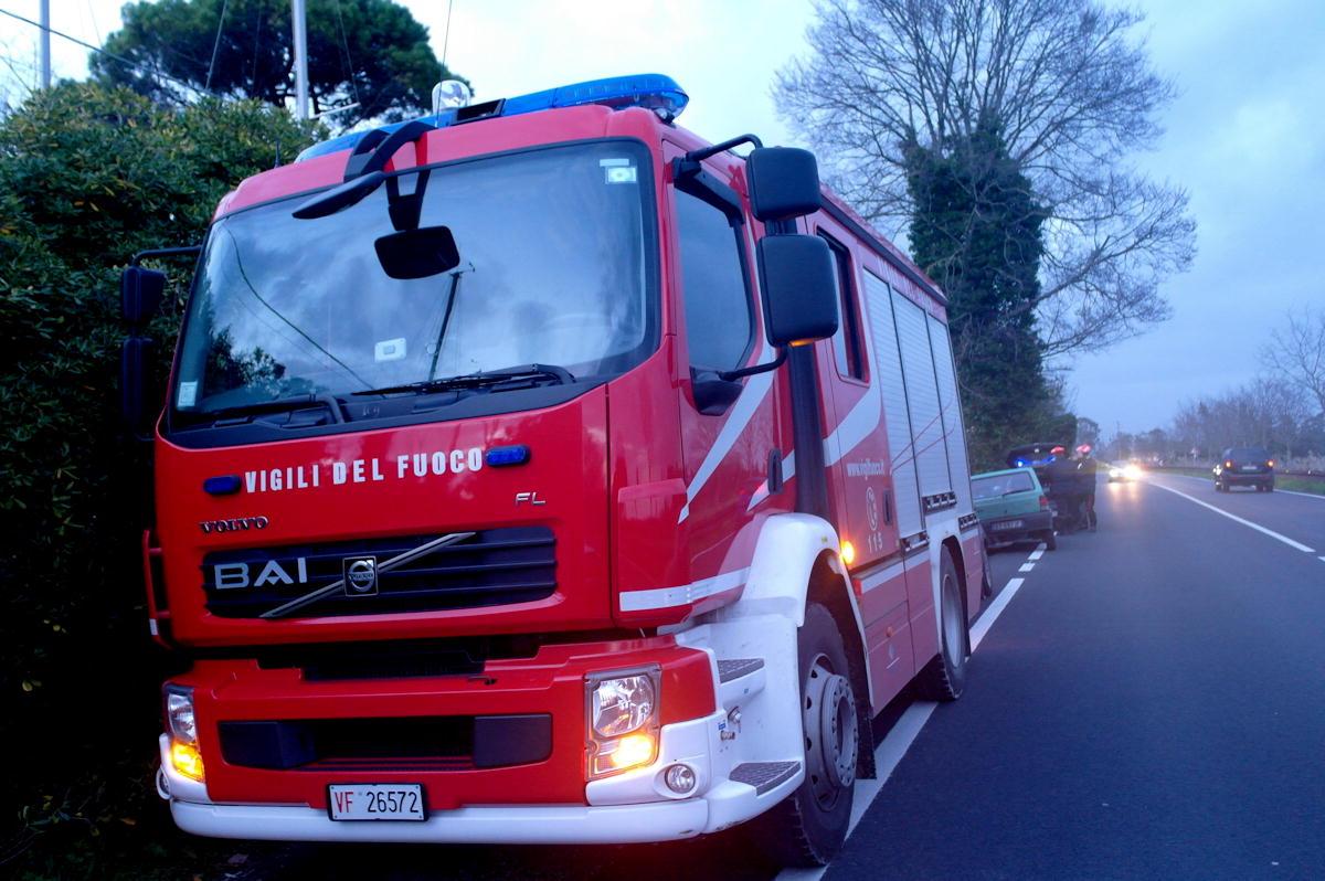 Pisa. Recupero a San Piero di un cadavere in Arno: nella foto i carabinieri ed i vigili del fuoco sul luogo del recupero del corpo annegato nel fiume Arno 