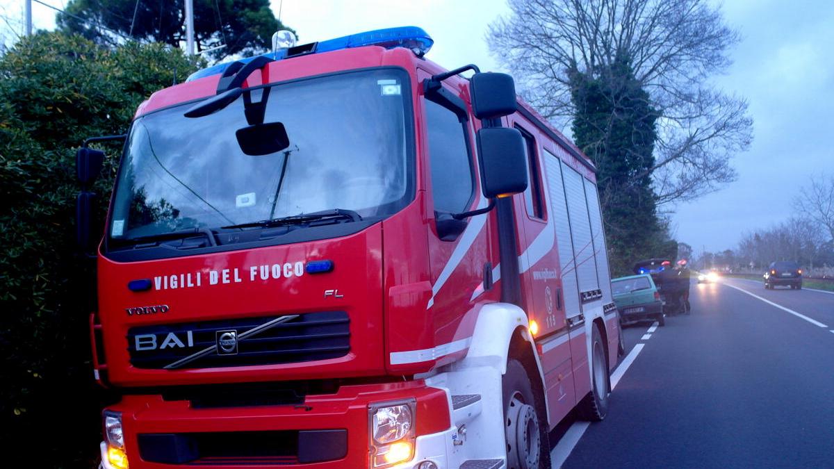 Pisa. Recupero a San Piero di un cadavere in Arno: nella foto i carabinieri ed i vigili del fuoco sul luogo del recupero del corpo annegato nel fiume Arno