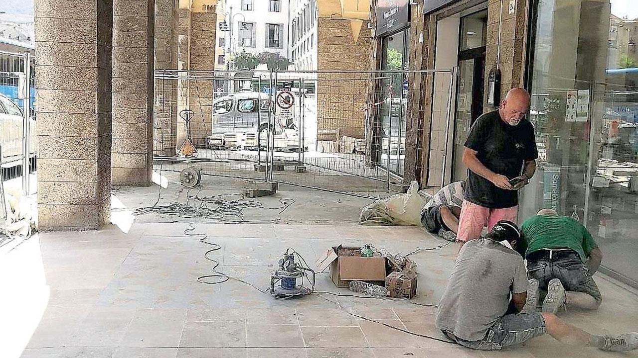 Nella foto la palladiana e il travertino davanti alla farmacia comunale (foto Lombardi)