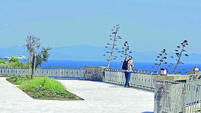 Uno scorcio del Viale del Popolo riqualificato dopo il primo stralcio di lavori per la messa in sicurezza della falesia (foto Paolo Barlettani)