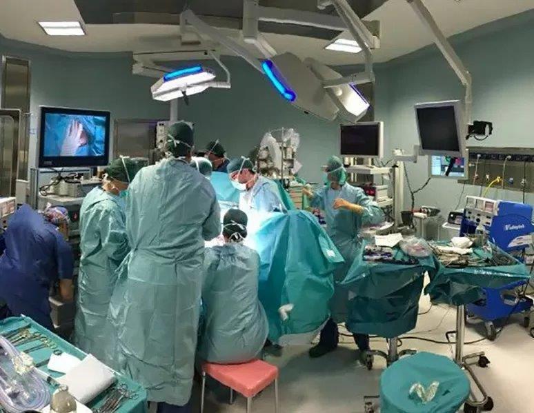 Nella foto d’archivio una sala operatoria dove vengono eseguiti interventi innovativi