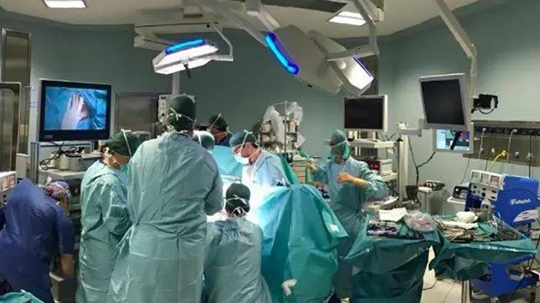 Nella foto d’archivio una sala operatoria dove vengono eseguiti interventi innovativi