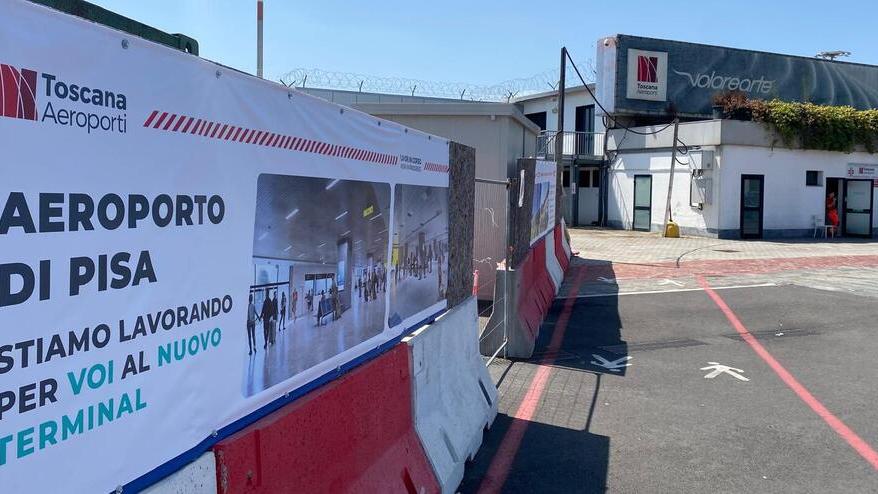 Nella foto le prime fasi di allestimento del cantiere per la realizzazione della nuova struttura, futuro terminal arrivi, prevista dal progetto di restyling e potenziamento dello scalo pisano (Foto Fabio Muzzi)