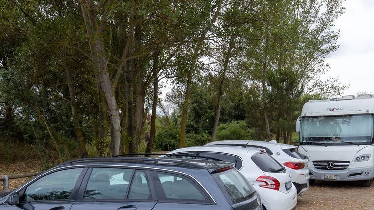 Sosta selvaggia in pineta ai Lidi, ed è anche lotta ai finti passi carrai