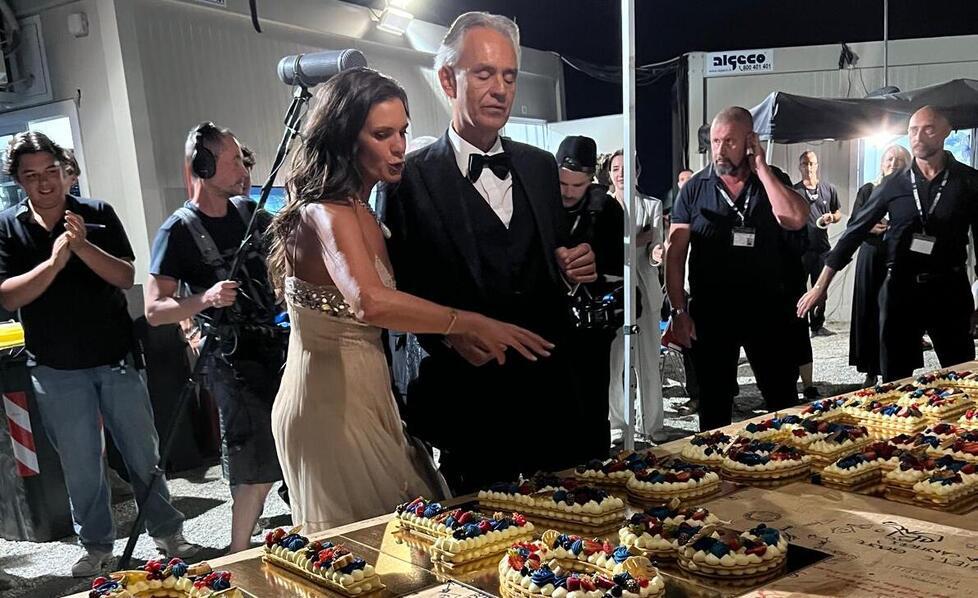 Bocelli e moglie davanti alle torte della “Pasticceria Raimondo”