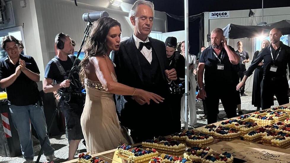 Bocelli e moglie davanti alle torte della “Pasticceria Raimondo”