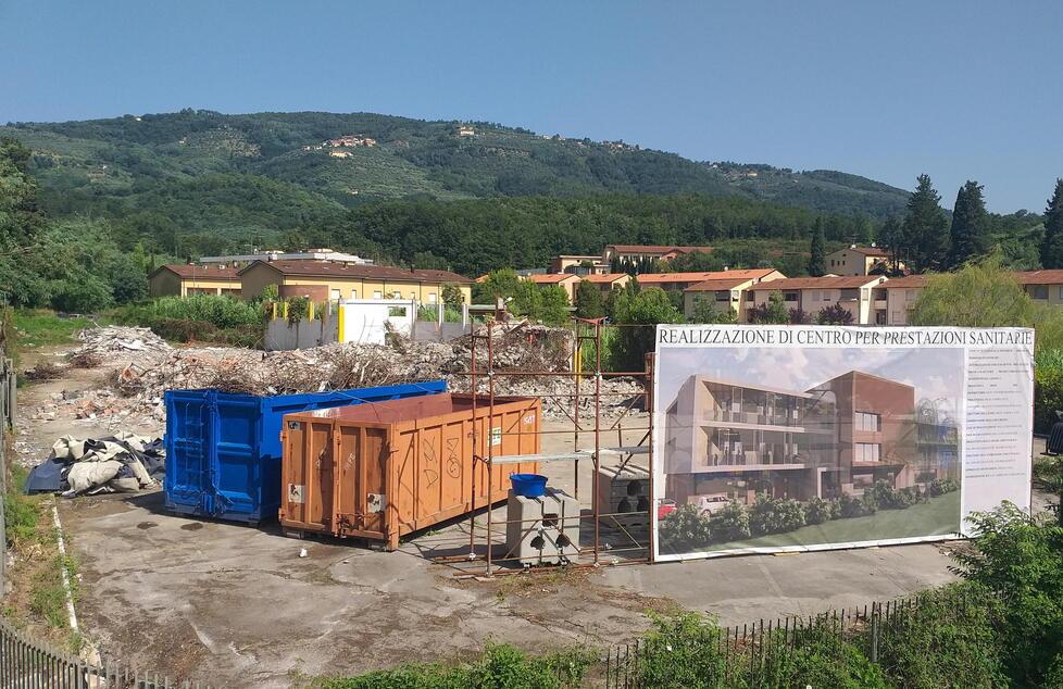 Il cantiere aperto a Masotti con le macerie del centro commerciale Stefan