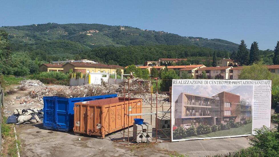 Il cantiere aperto a Masotti con le macerie del centro commerciale Stefan