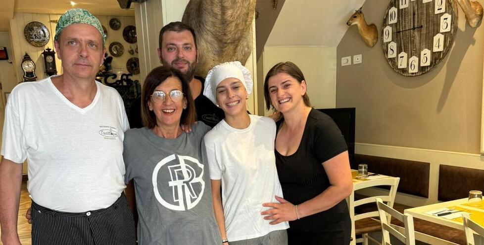 In foto Emanuele Masi con la moglie e i dipendenti del ristorante L’Antilope