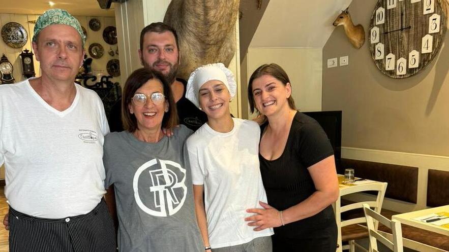 In foto Emanuele Masi con la moglie e i dipendenti del ristorante L’Antilope