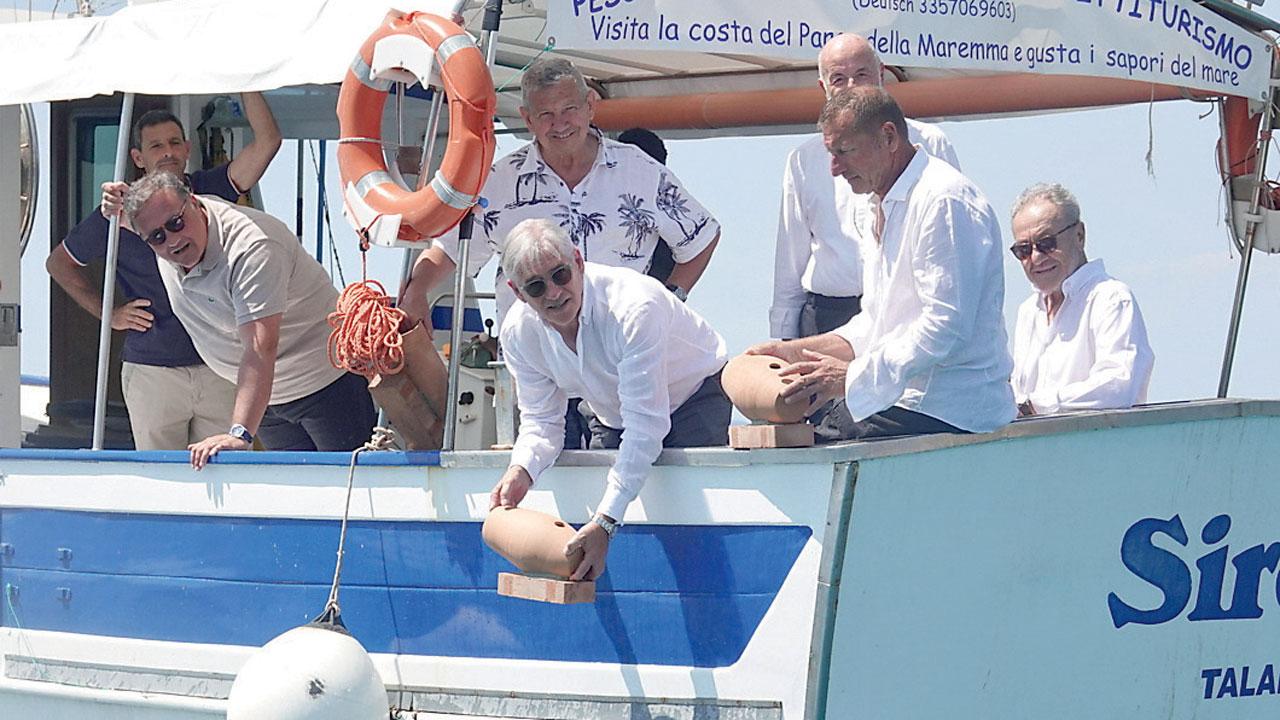Un momento della giornata al porto e nelle acque di Talamone (foto Enzo Russo)