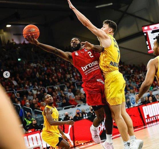 Nella foto Amir Bell, 28 anni, al tiro in penetrazione