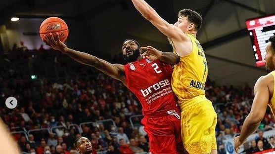 Nella foto Amir Bell, 28 anni, al tiro in penetrazione