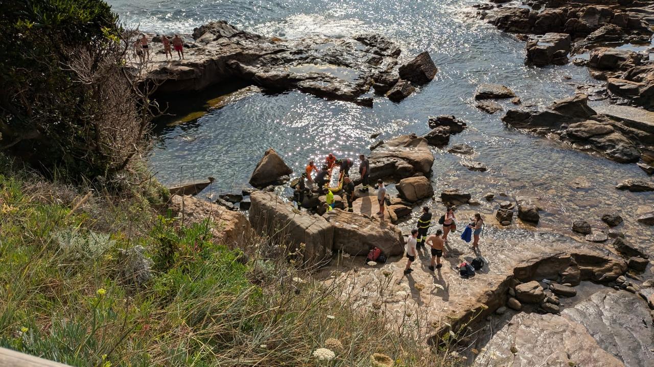 Livorno, cade sugli scogli e batte la testa: ferita una 24enne<br>