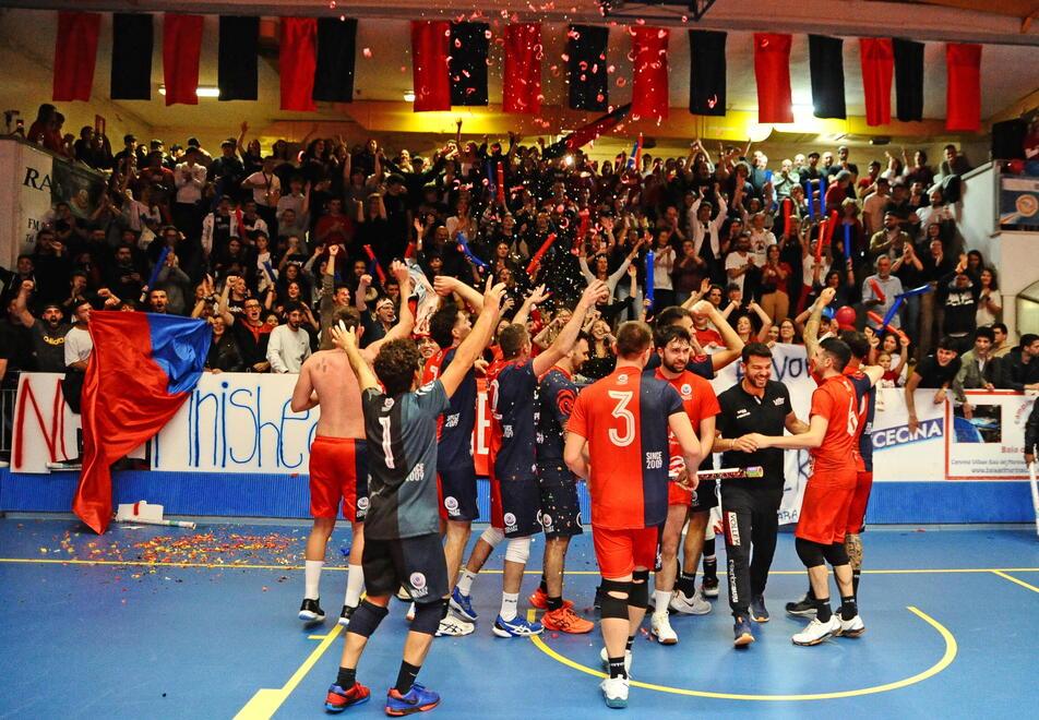 Nella foto la festa per la promozione in serie B della Sacma