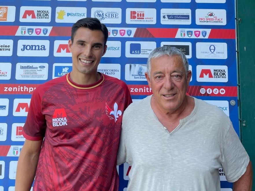Il presidente della Zenith Audax, Carmine Valentini, insieme a Daniel Gemignani: il centrocampista ex Prato approda alla società bluamaranto che si appresta a fare la Serie D