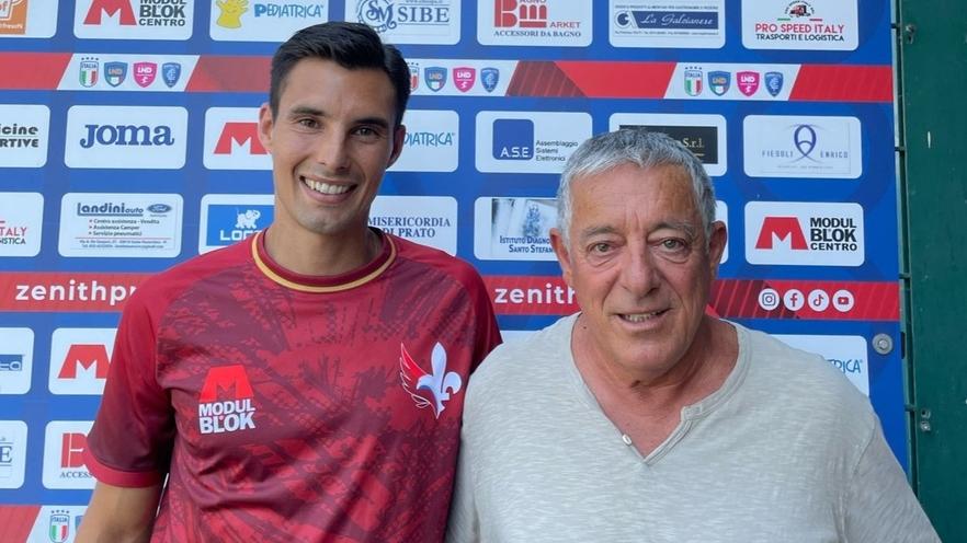 Il presidente della Zenith Audax, Carmine Valentini, insieme a Daniel Gemignani: il centrocampista ex Prato approda alla società bluamaranto che si appresta a fare la Serie D