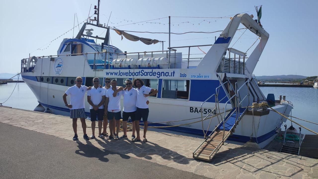 Tutti pazzi per la love boat: a Calasetta, Sant’Antioco e Carloforte arriva la “barca dell’amore”