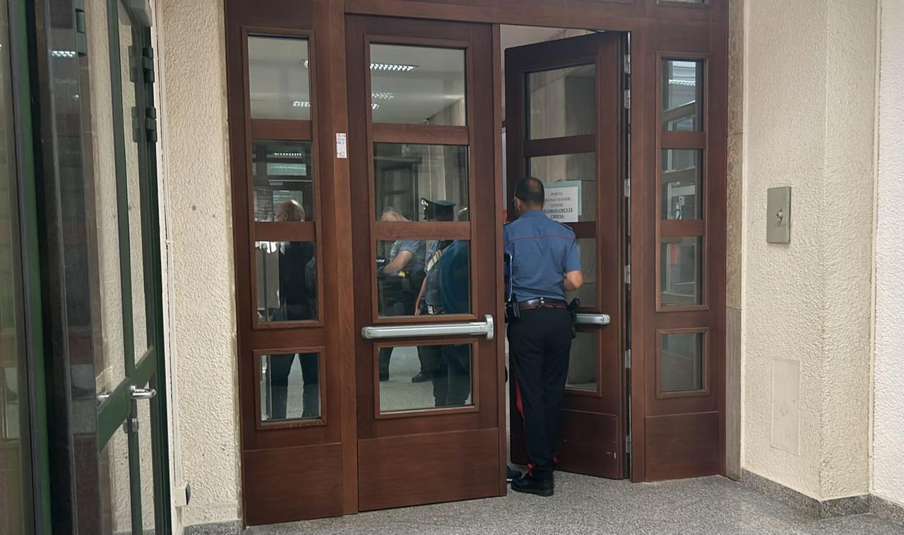 Uomo si sfregia braccia e collo con una lametta: panico in tribunale a Cagliari