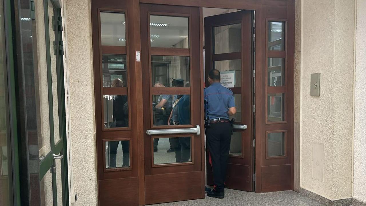 Uomo si sfregia braccia e collo con una lametta: panico in tribunale a Cagliari