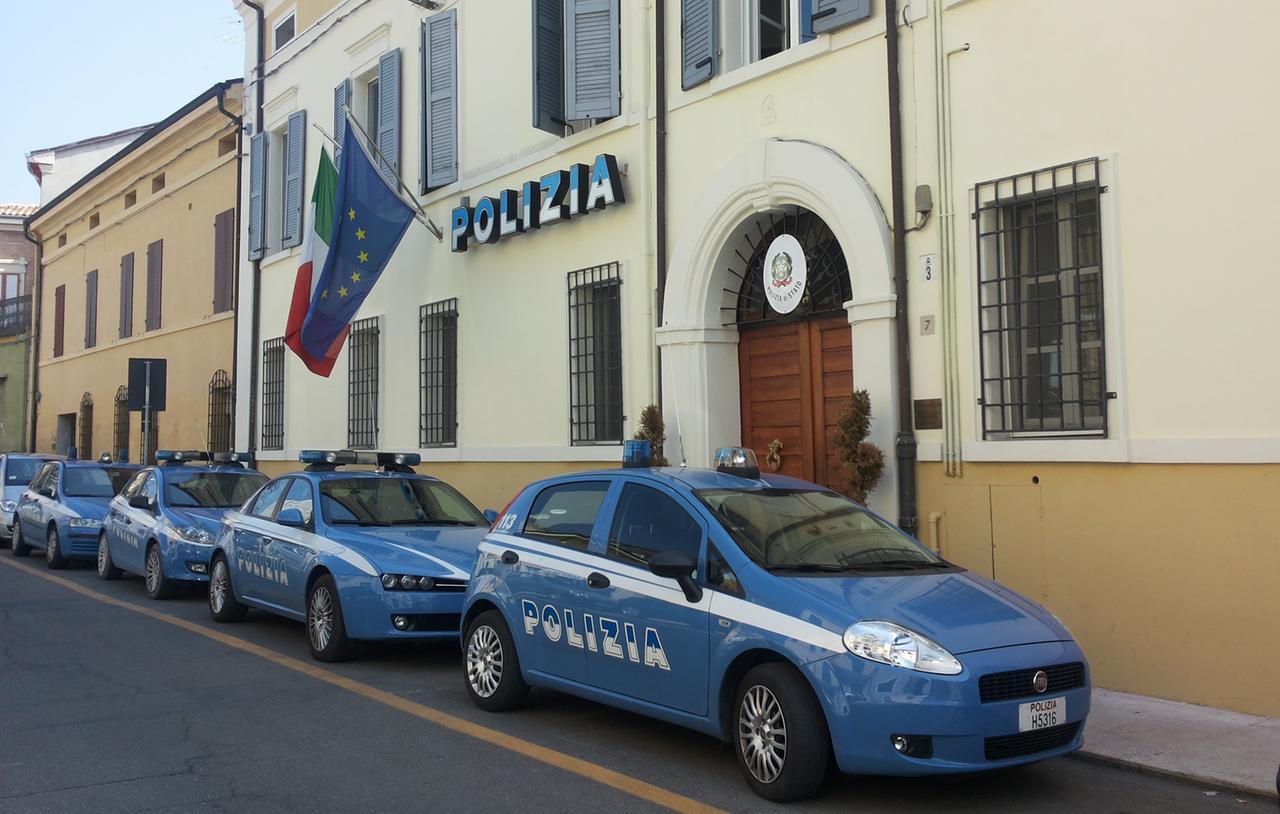 Aggredisce un anziano a Mirandola, arrestato un giovane