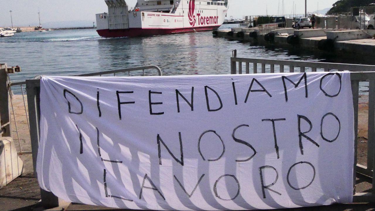 
	Uno striscione dei lavoratori (foto Enzo Russo)

