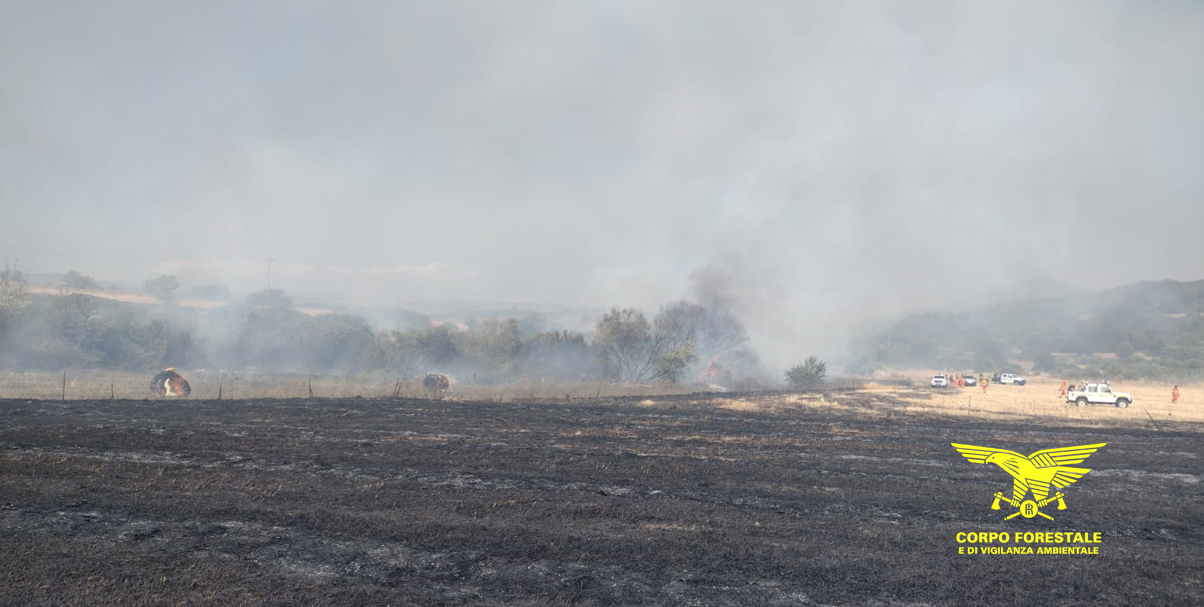 Usellus, il maestrale spinge l’incendio verso l’altopiano della Giara: in azione 4 canadair