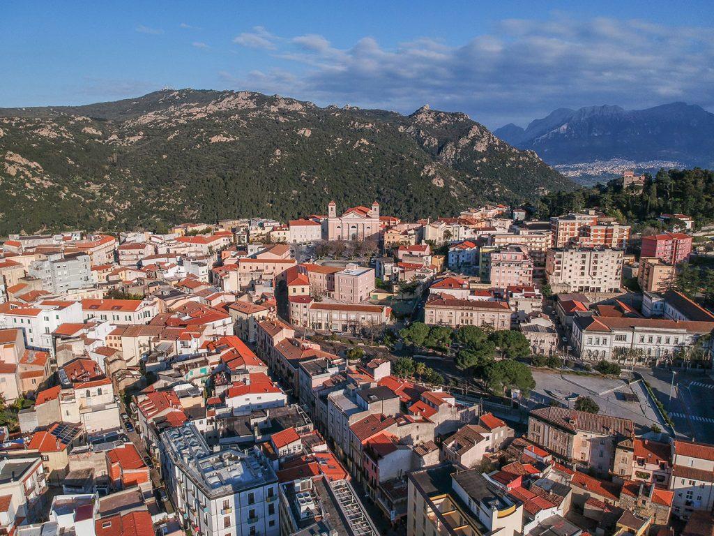 L’isola dei soprannomi: a Buddusò “fura campanas” e Lodè è “sa vidda ’e sos macos”