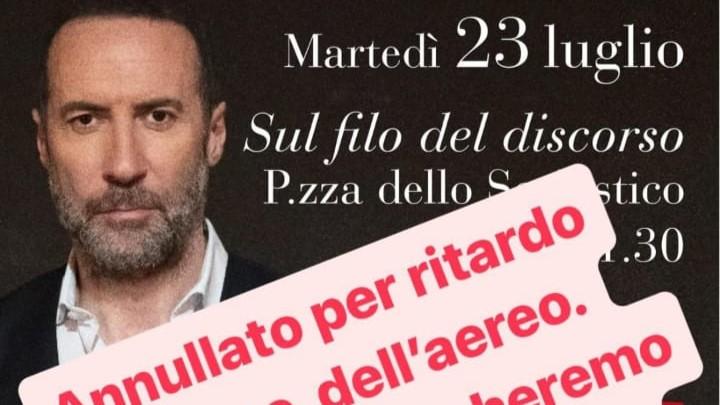 Olbia, disavventura per Luca Sommi: il volo in ritardo di 6 ore e spettacolo annullato