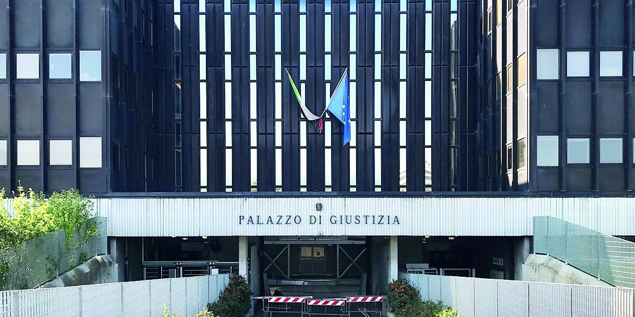 È ai domiciliari ma non è in casa perché il bus è in ritardo: assolto