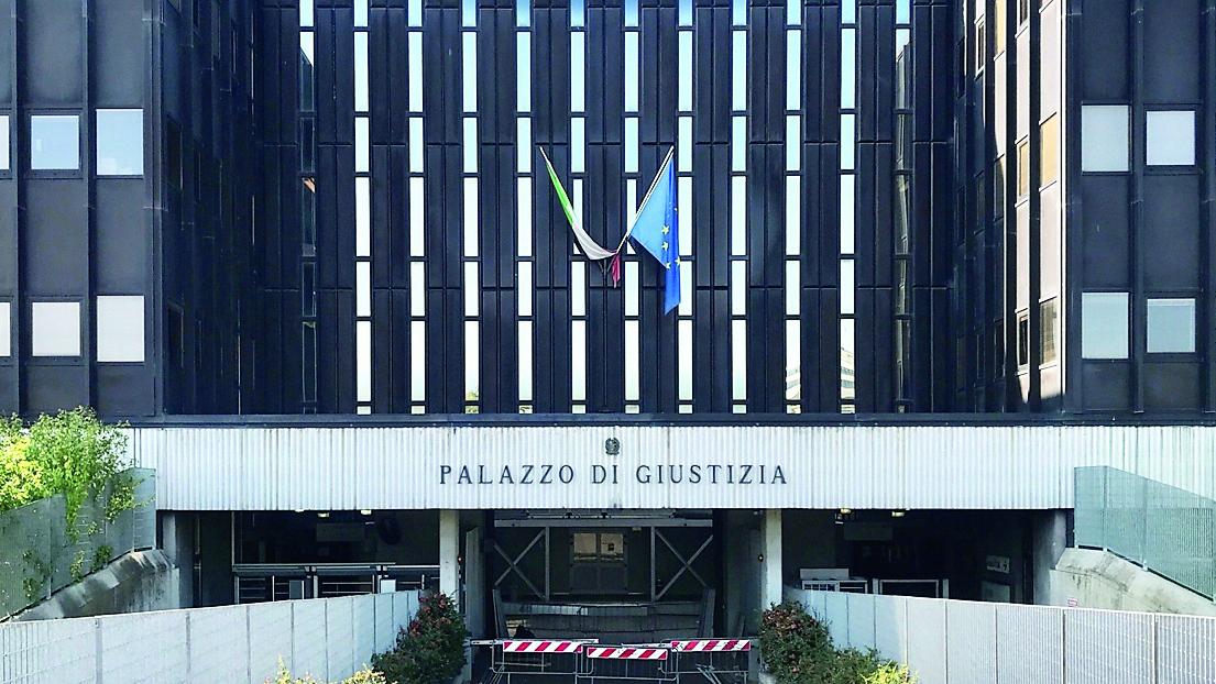 È ai domiciliari ma non è in casa perché il bus è in ritardo: assolto