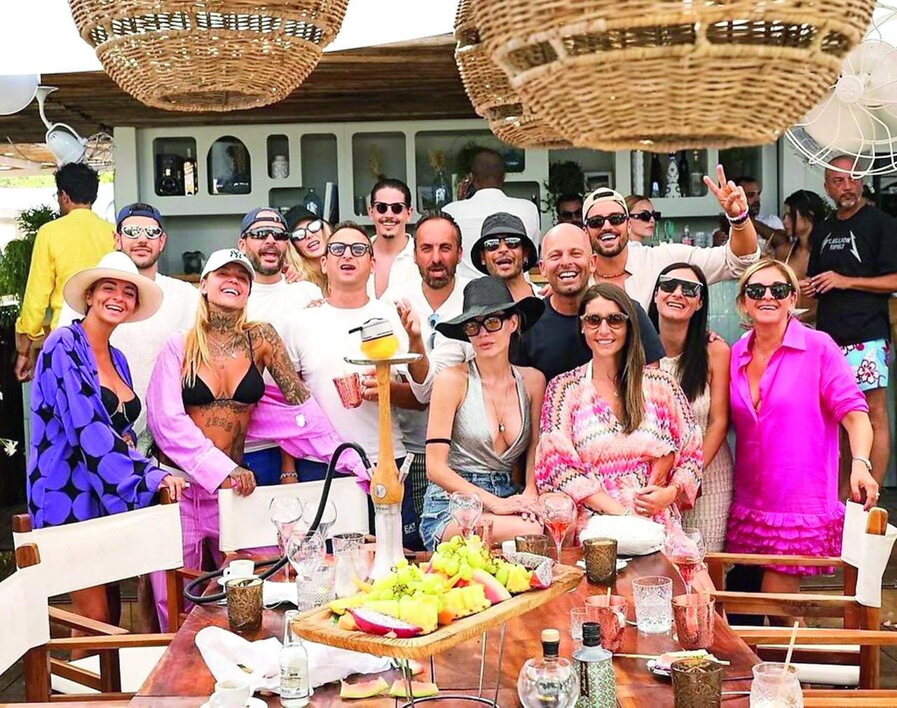 Marco Bocci e Laura Chiatti in Costa Smeralda: vacanze con gli amici