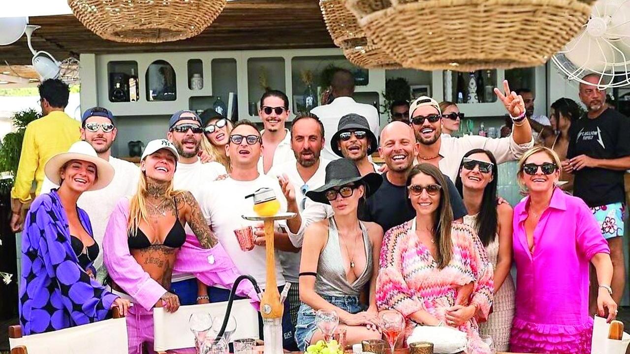 Marco Bocci e Laura Chiatti in Costa Smeralda: vacanze con gli amici