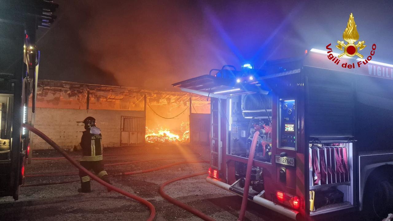Incendio in un fienile a Oniferi, bruciati anche due mezzi agricoli: pesanti i danni