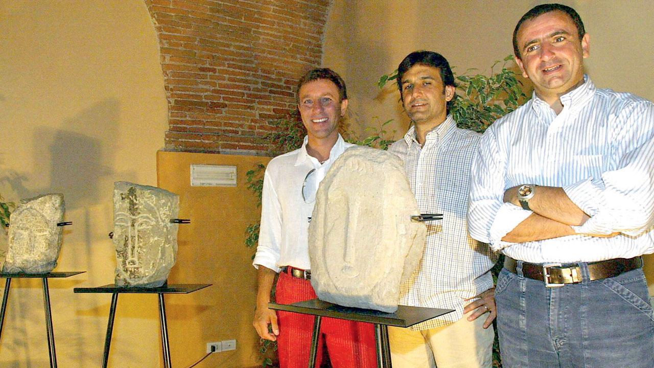 Nella foto i tre autori. A sinistra Ghelarducci, Luridiana e Ferrucci con la testa della beffa