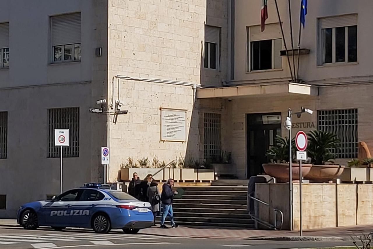 Promette carriere da modella e abusa delle minorenni durante i falsi shooting fotografici: arrestato 42enne di Cagliari