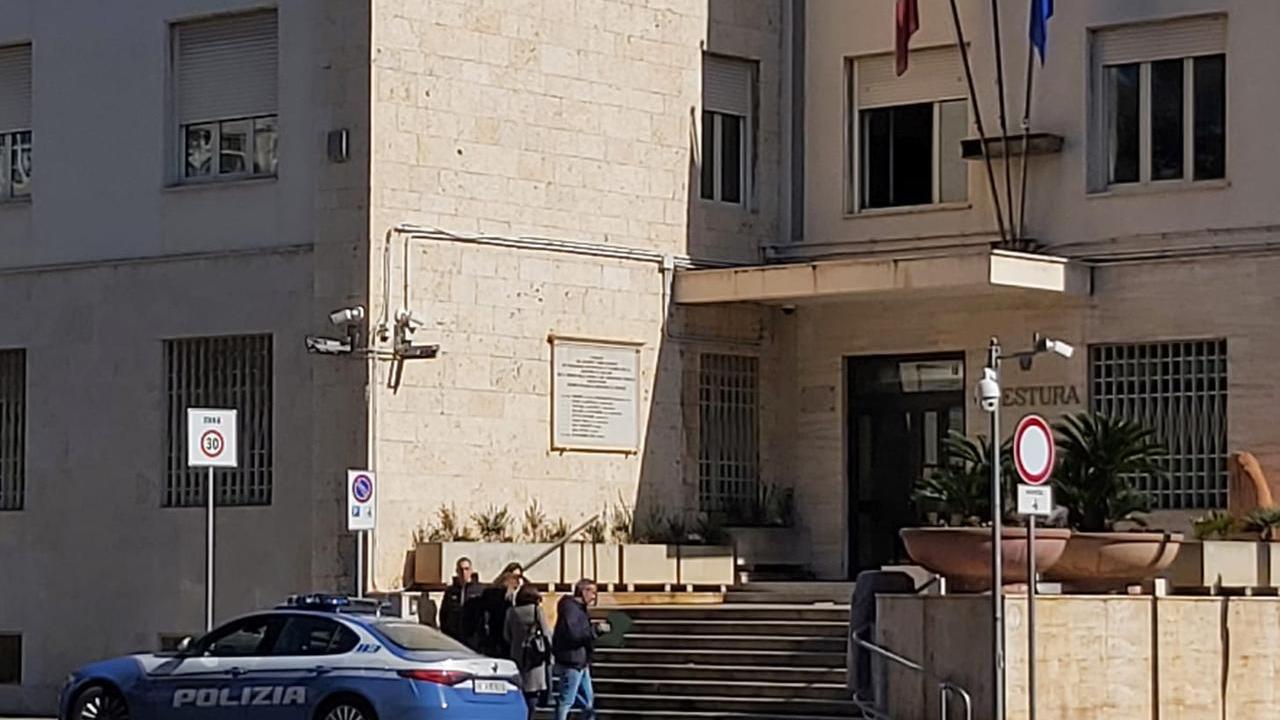 Promette carriere da modella e abusa delle minorenni durante i falsi shooting fotografici: arrestato 42enne di Cagliari