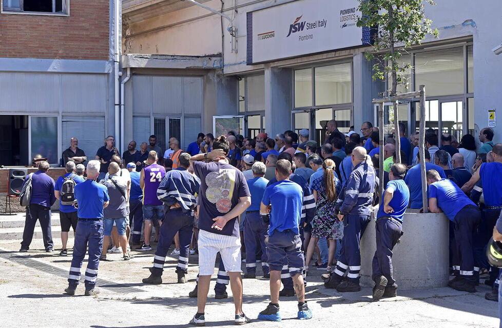 Nella foto lavoratori di Jsw Steel Italy durante un’assemblea nel cortile dell’acciaieria (foto Paolo Barlettani)