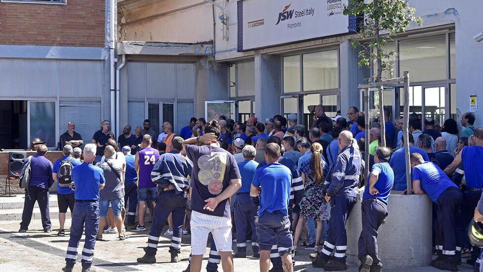Nella foto lavoratori di Jsw Steel Italy durante un’assemblea nel cortile dell’acciaieria (foto Paolo Barlettani)