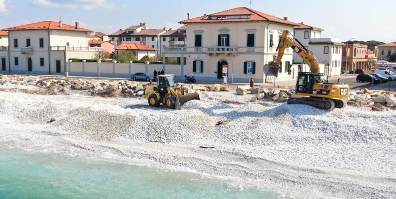 Nella foto ruspe al lavoro per il periodico spianamento delle spiagge di ghiaia