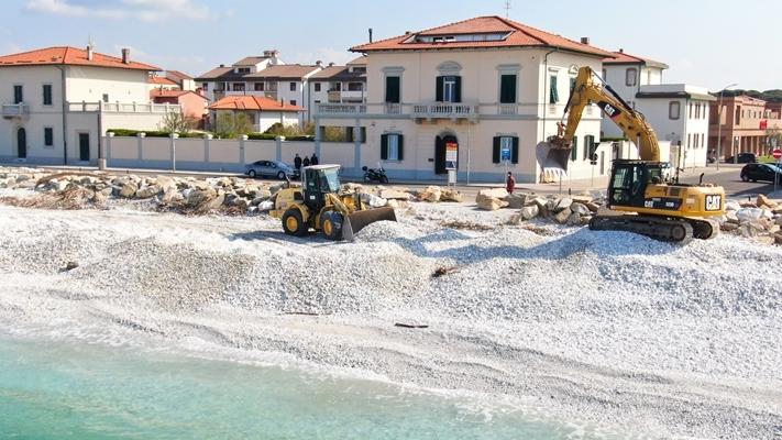Nella foto ruspe al lavoro per il periodico spianamento delle spiagge di ghiaia