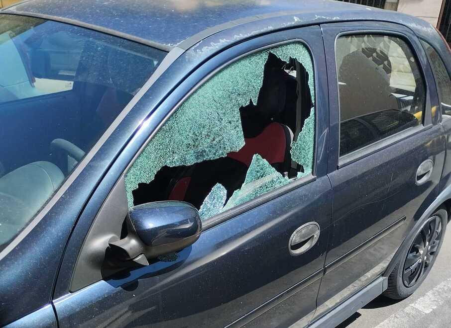 Nella foto un’auto con i vetri infranti in zona San Jacopino